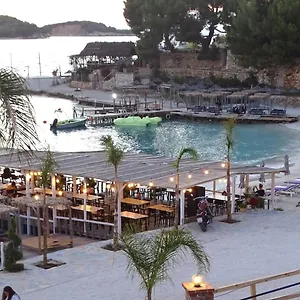 https://melinas-seaside-retreat.albaniahotels.org