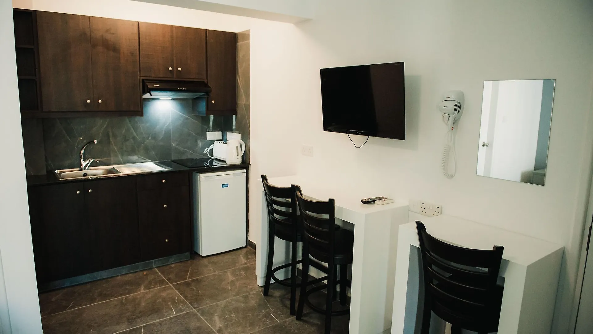איה נאפה A Maos Hotel Apartments מלון דירות איה נאפה